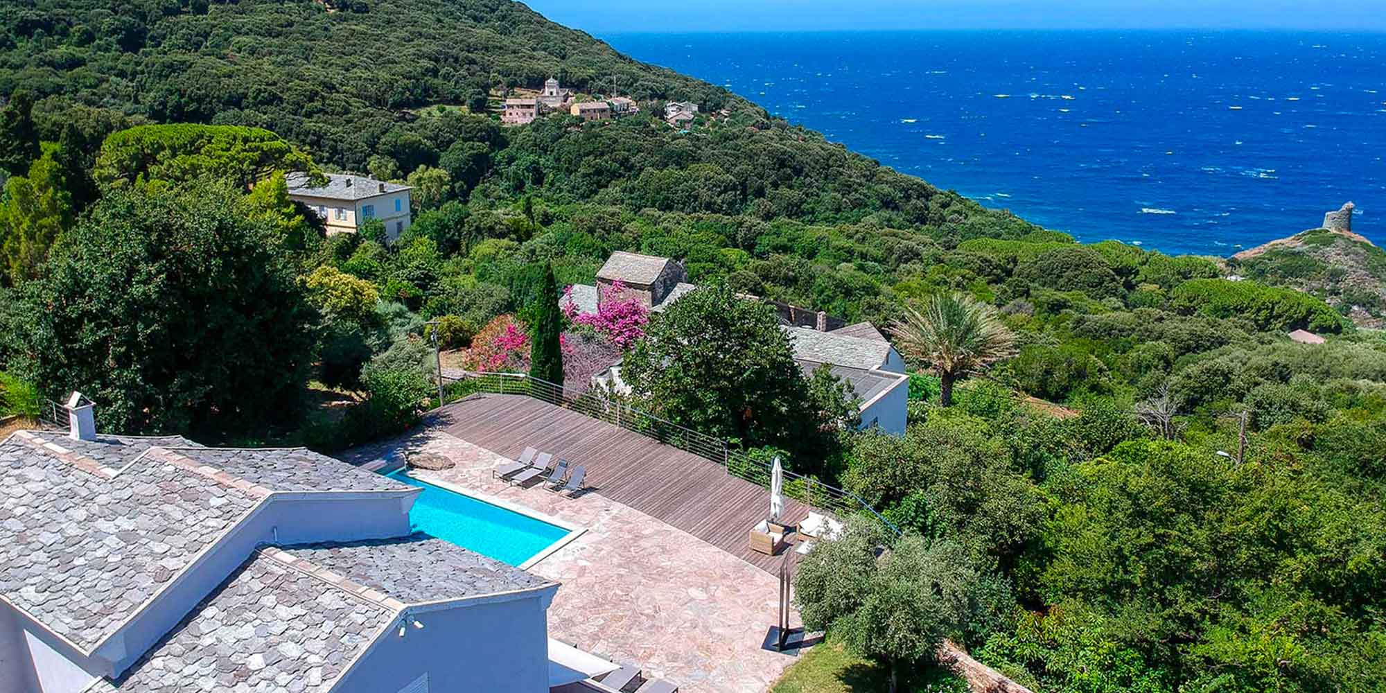 Location de vacances villa avec piscine, spa et vue mer à la marine de pino dans le Cap Corse